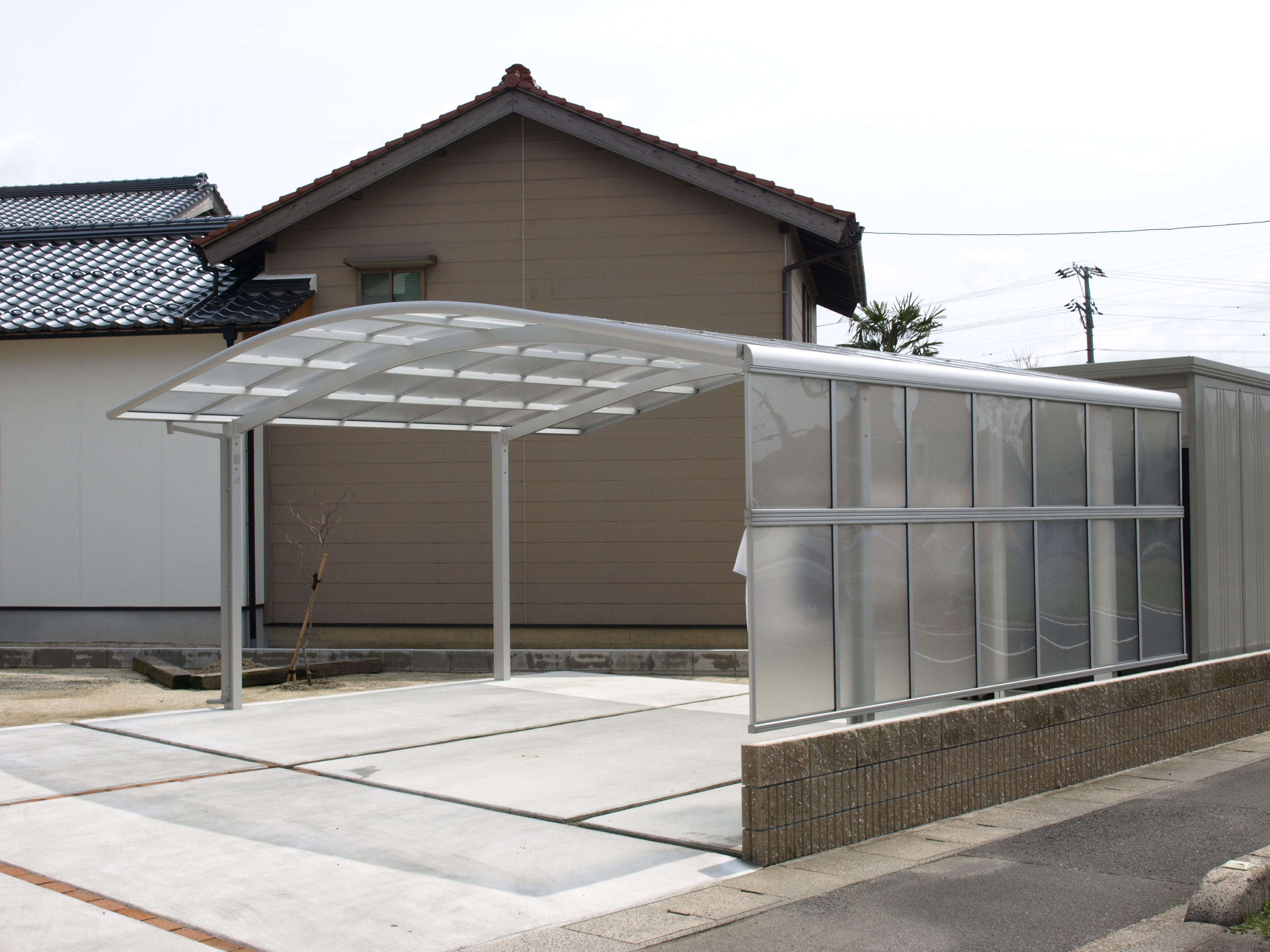 島根県 出雲市 駐車場 カーポート 目隠しフェンス 島根県 出雲市 駐車場 カーポート 目隠しフェンス エクステリア施工例がたくさん 外構 エクステリア お庭づくりの専門店タケゾーファーム 出雲市 松江市 雲南市 大田市