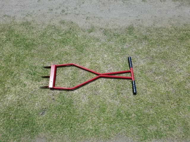 芝生に穴を開けるための道具