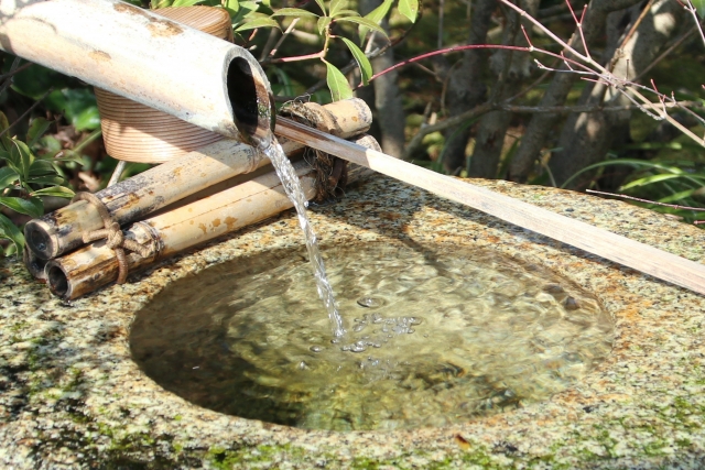 つくばいに水が注ぎこまれている様子