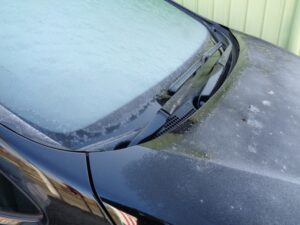 凍り付いた車の窓