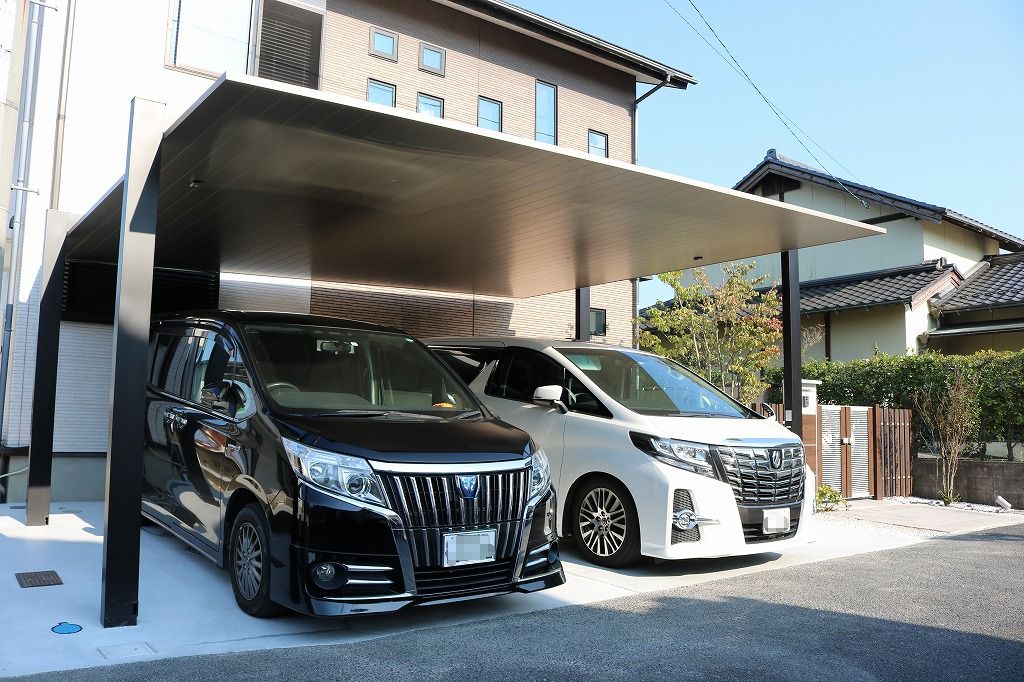アルミ製の丈夫な屋根のカーポート