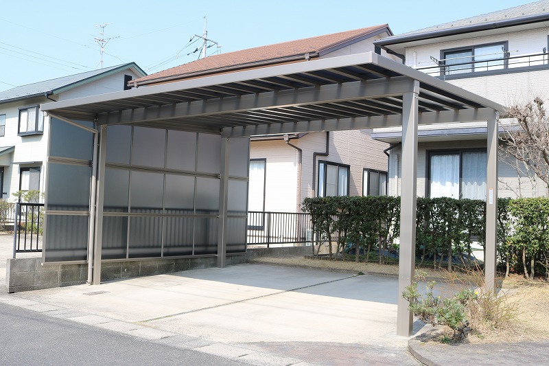 サイドパネルをつけて横風による雨の吹込みを防いだカーポート